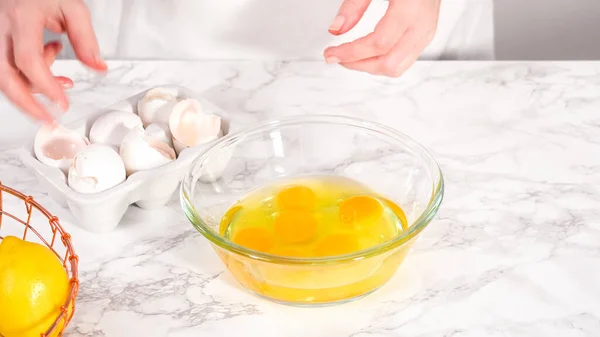Schritt Für Schritt Zutaten Einer Glasschüssel Mischen Zitronenkuchen Zuzubereiten — Stockfoto