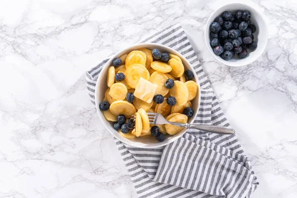 Flach Lag Frisch Zubereitetes Mini Pfannkuchen Müsli Mit Frischen Blaubeeren — Stockfoto