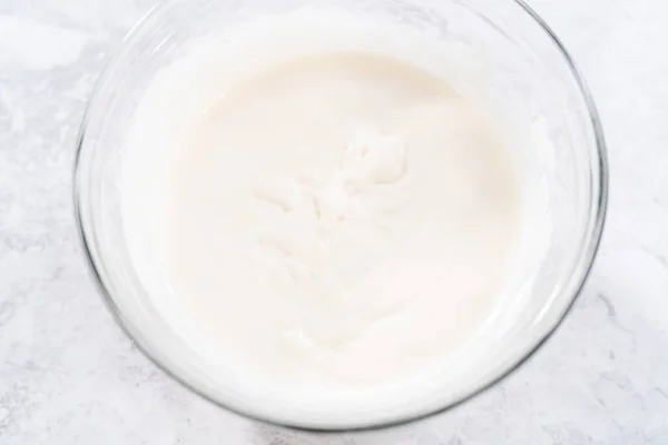 Mezclar Los Ingredientes Tazón Vidrio Para Preparar Glaseado Queso Crema —  Fotos de Stock
