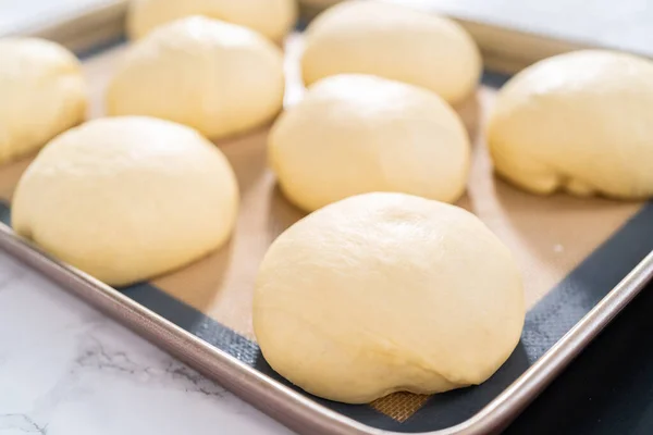 Levantamiento Masa Brioche Una Bandeja Para Hornear Con Una Estera —  Fotos de Stock