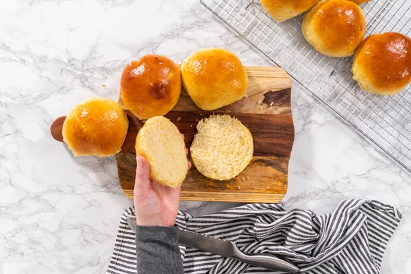 Deitado Corte Pão Brioche Recém Assado Uma Placa Corte Madeira — Fotografia de Stock