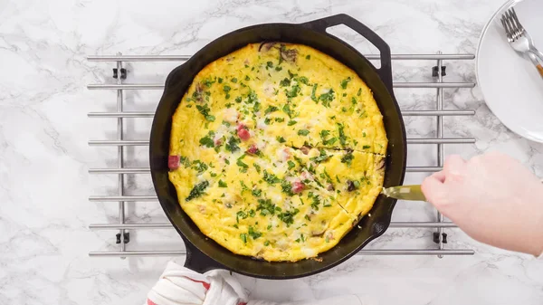 Acostado Paso Paso Rebanando Espinacas Recién Horneadas Frittata Jamón Sartén —  Fotos de Stock