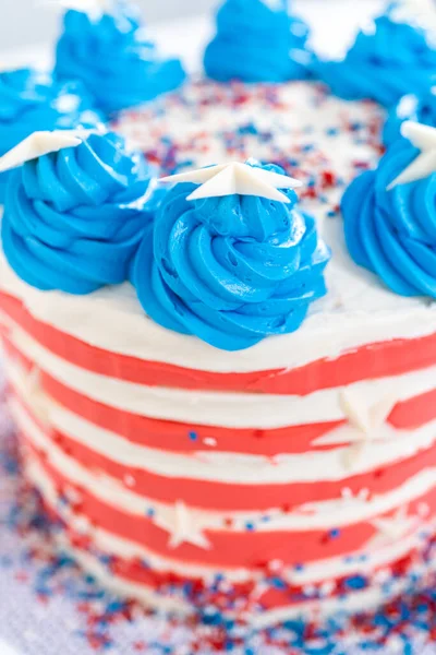 빨간색 파란색 버터크림이 초콜릿 케이크를 — 스톡 사진