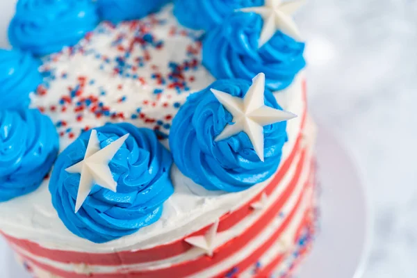 Dekorieren Schokoladenkuchen Mit Weißen Roten Und Blauen Buttercreme Zuckerguss Für — Stockfoto