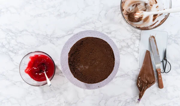 Plat Gelegd Bedekken Chocoladetaart Met Een Kruimellaagje Chocolade Boterroom Glazuur — Stockfoto