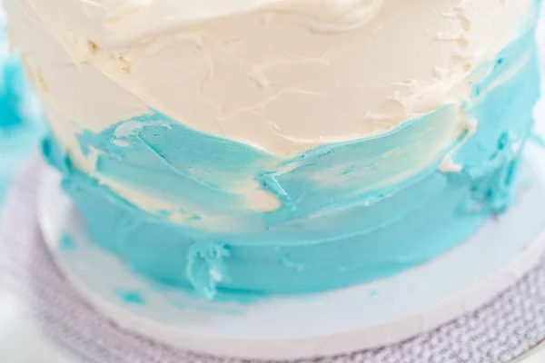 Pokrývající Vrstvý Vanilkový Dort Máslovou Polevou Vytvořit Vrstvé Vanilkové Dort — Stock fotografie
