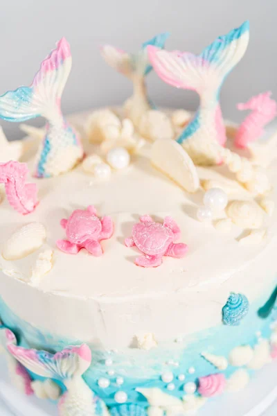 Pastel Vainilla Capas Con Temática Sirena Decorado Con Colas Sirena — Foto de Stock