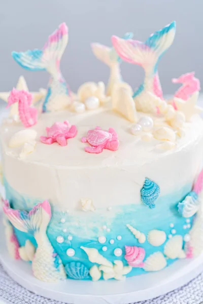 Pastel Vainilla Capas Con Temática Sirena Decorado Con Colas Sirena — Foto de Stock