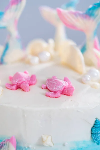 Meerjungfrau Thema Schicht Vanillekuchen Mit Schokolade Meerjungfrauenschwänze Und Muscheln Auf — Stockfoto
