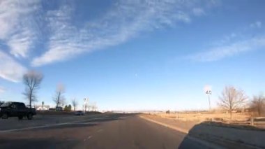 Amerika 'nın banliyölerinde tipik kaldırımlı yollarda araba sürmek.