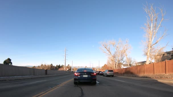 Fahren Auf Typischen Gepflasterten Landstraßen Den Vorstädten Amerikas — Stockvideo