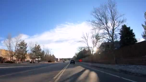 Amerika Nın Banliyölerinde Tipik Kaldırımlı Yollarda Araba Sürmek — Stok video