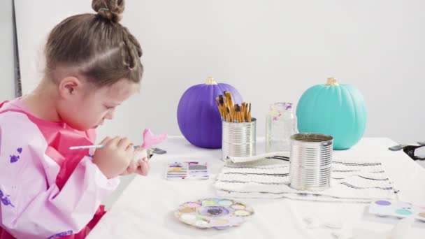Krok Kroku Mała Dziewczynka Malowanie Syrena Ogony Muszle Farbą Akrylową — Wideo stockowe