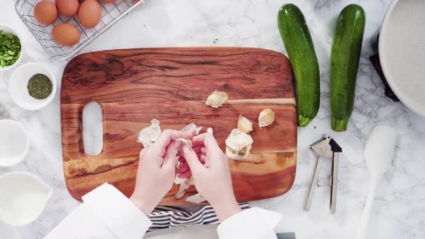 Bereiding Van Ingrediënten Voor Courgettes Olijfolie Een Koekenpan — Stockvideo