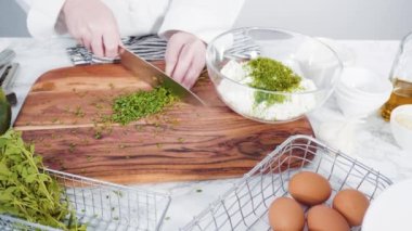 Kızartma tavasında zeytinyağlı kabaklı kek yapıyorum..