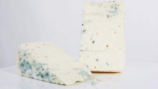 Gurme Peynir Dilimi Beyaza Yakın Görünüm — Stok video
