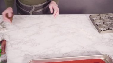 Noel ağacı ve yıldız şeklinde Noel kurabiyeleri pişiriyorum.