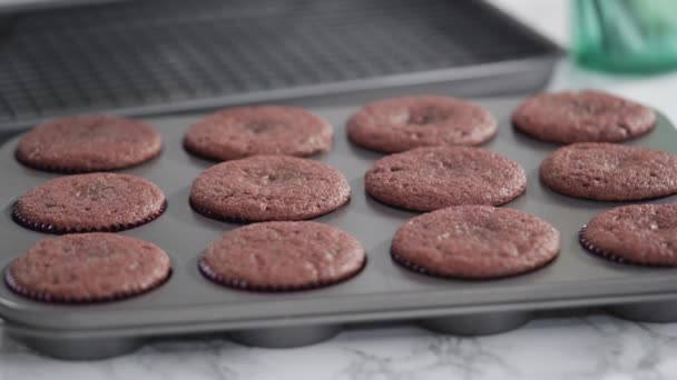 Stap Voor Stap Rood Fluwelen Cupcakes Maken Keuken — Stockvideo