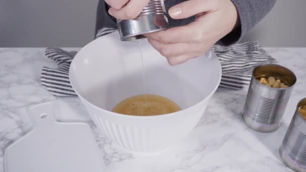 Preparación Corte Ingredientes Orgánicos Para Sopa Con Frijoles Blancos Una — Vídeo de stock