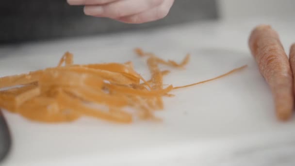 Beredning Och Skärning Ekologiska Ingredienser För Soppa Med Vita Bönor — Stockvideo