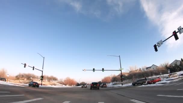 교외의 전형적 도로에서 운전하는 — 비디오
