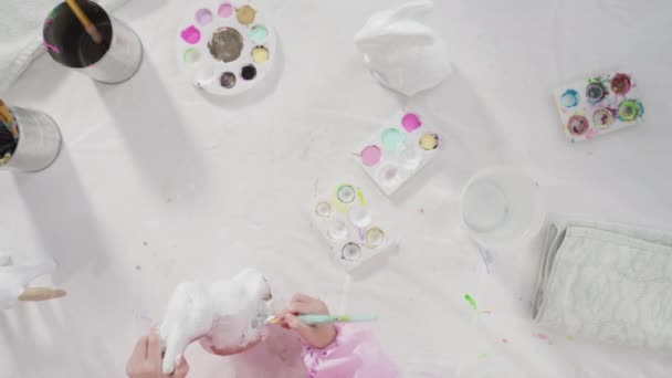 小さな女の子Painting Paper Mache Figureでホームスクールアートクラス — ストック動画