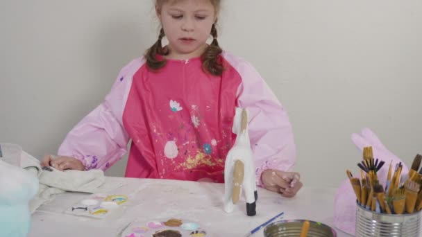 Menina Pintura Papel Mache Figurine Aula Arte Homeschooling — Vídeo de Stock