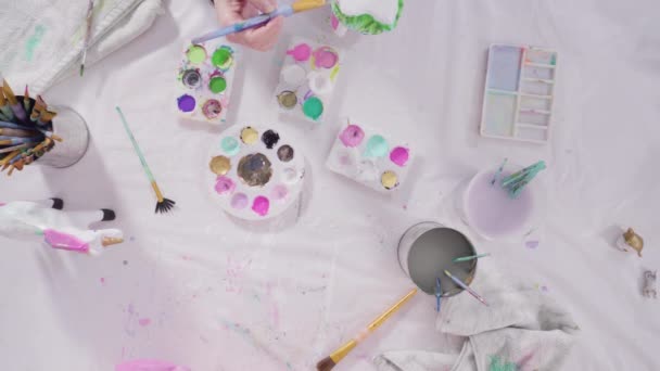 Κοριτσάκι Ζωγραφική Χαρτί Mache Ειδώλιο Στο Homeschooling Τάξη Τέχνης — Αρχείο Βίντεο