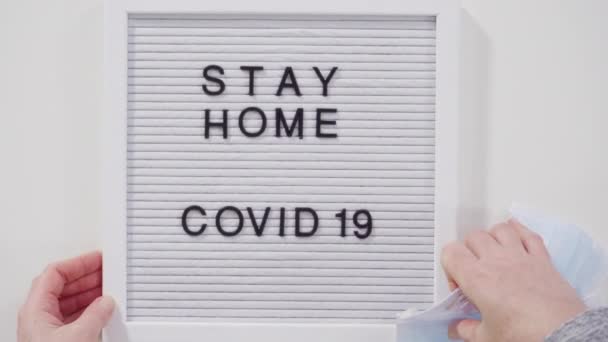 Evde Kal Covid Tabelasında Tıbbi Maske Takılı — Stok video