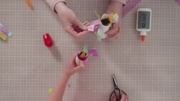 Papierkowa Robota Dla Dzieci Malowanie Pustych Rolek Papieru Toaletowego Farbą — Wideo stockowe