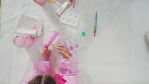 Papelería Para Niños Pintar Rollos Papel Higiénico Vacíos Con Pintura — Vídeo de stock