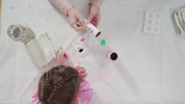 Papper För Barn Målning Tomma Toalettpapper Rullar Med Akryl Färg — Stockvideo