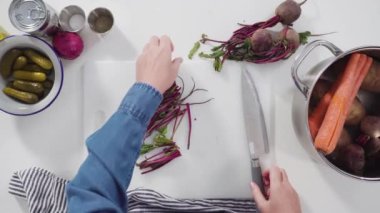 Ağacın üstünde salata hazırlamak için gerekli malzemeler..