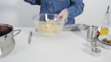 Ağacın üstünde salata hazırlamak için gerekli malzemeler..