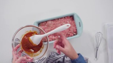 Bardak karıştırma kabında klasik sığır etli rulo köfte tarifi karışımı..