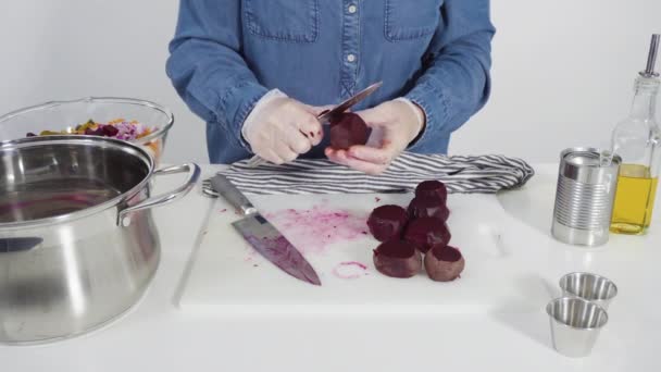 Zutaten Für Die Zubereitung Von Vinaigrette Salat Auf Dem Okunder — Stockvideo