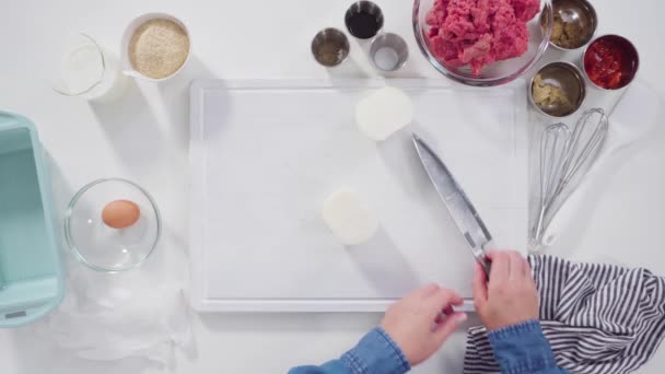 Mengen Van Ingrediënten Voor Een Klassiek Rundvleesbrood Recept Een Glazen — Stockvideo