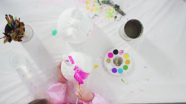 Μικρό Κορίτσι Ζωγραφική Κολοκύθα Απόκριες Ακρυλικό Χρώμα — Αρχείο Βίντεο