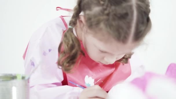 Dívka Malování Halloween Dýně Akrylovou Barvou — Stock video