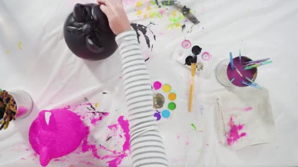핼러윈 호박에 아크릴 페인트를 칠하는 — 비디오