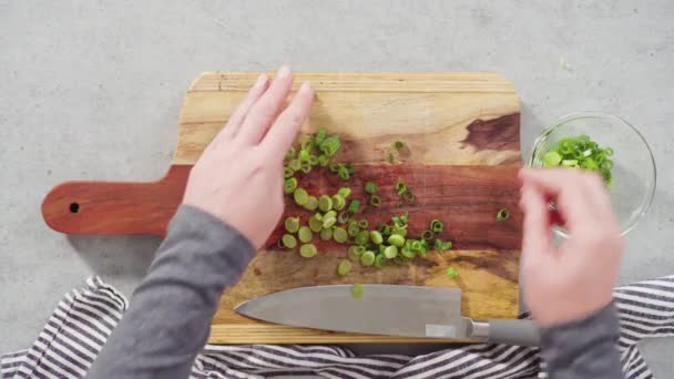 Passo Passo Corte Cebolas Verdes Orgânicas Uma Placa Corte Madeira — Vídeo de Stock