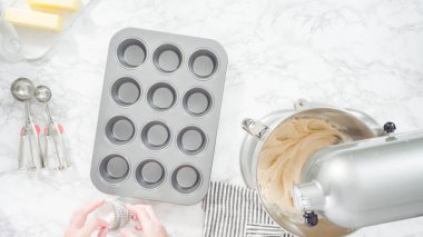 Düz yatıyordu. Adım adım. Hamur kepçesiyle hamur kepçesini kapkek kalıbıyla kaplayıp kepçeyle kaplamak.