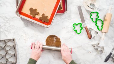 Düz yatıyordu. Adım adım. Noel kurabiyesi pişirmek için zencefilli kurabiye hamuru yuvarlıyorum..