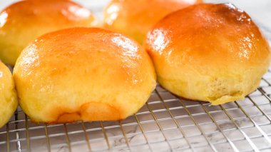 Adım adım. Mutfak rafında taze pişmiş çörekler serinliyor..