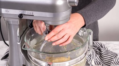 Adım adım. Ev yapımı brioche çörekleri pişirmek için mutfak mikserindeki malzemeleri karıştırıyorum..