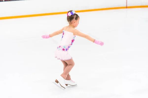 Niña Bonito Vestido Rosa Con Flores Practicando Movimientos Patinaje Artístico — Foto de Stock