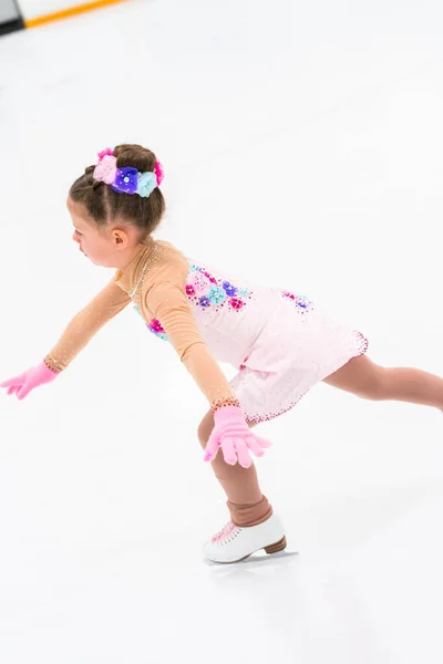Niña Bonito Vestido Rosa Con Flores Practicando Movimientos Patinaje Artístico — Foto de Stock