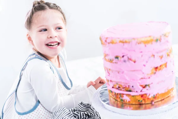 Kleines Mädchen Hilft Beim Backen Eines Großen Funfetti Kuchens Mit — Stockfoto