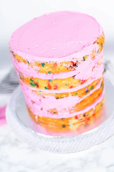 Funfetti Kuchenschichten Mit Rosa Buttercreme Zuckerguss — Stockfoto