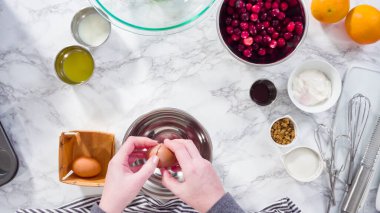 Düz yatıyordu. Adım adım. Kızılcık keki pişirmek için karışımı karıştırıyorum..